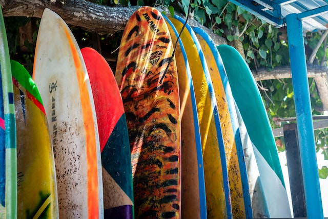 Surfplanken in zomerse kleuren die bij het strand staan