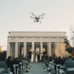 een drone die fotos maakt van een trouw ceremonie