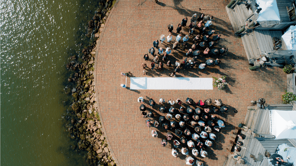 technologie en trouwen een foto van boven gemaakt door een drone van een bruiloft
