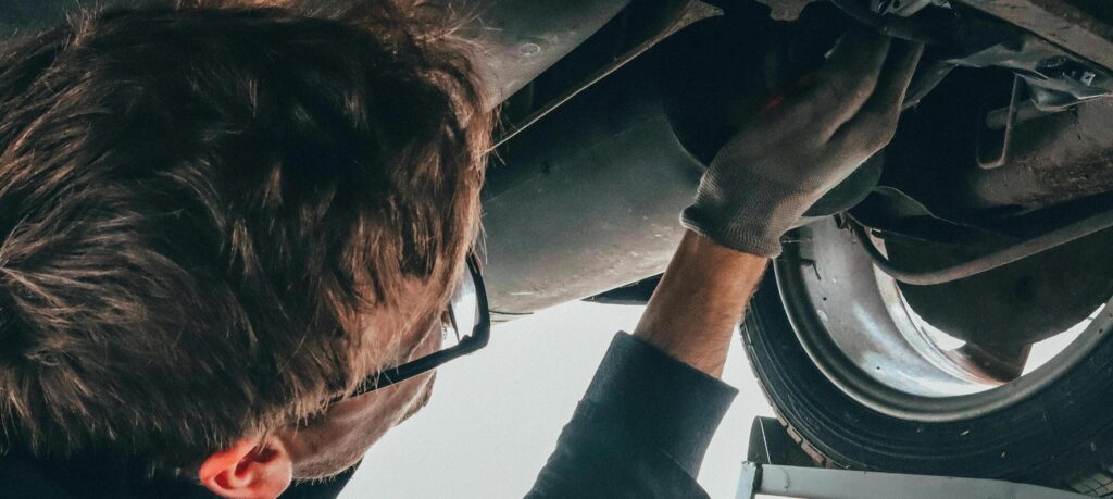 man werkt aan uitlaat